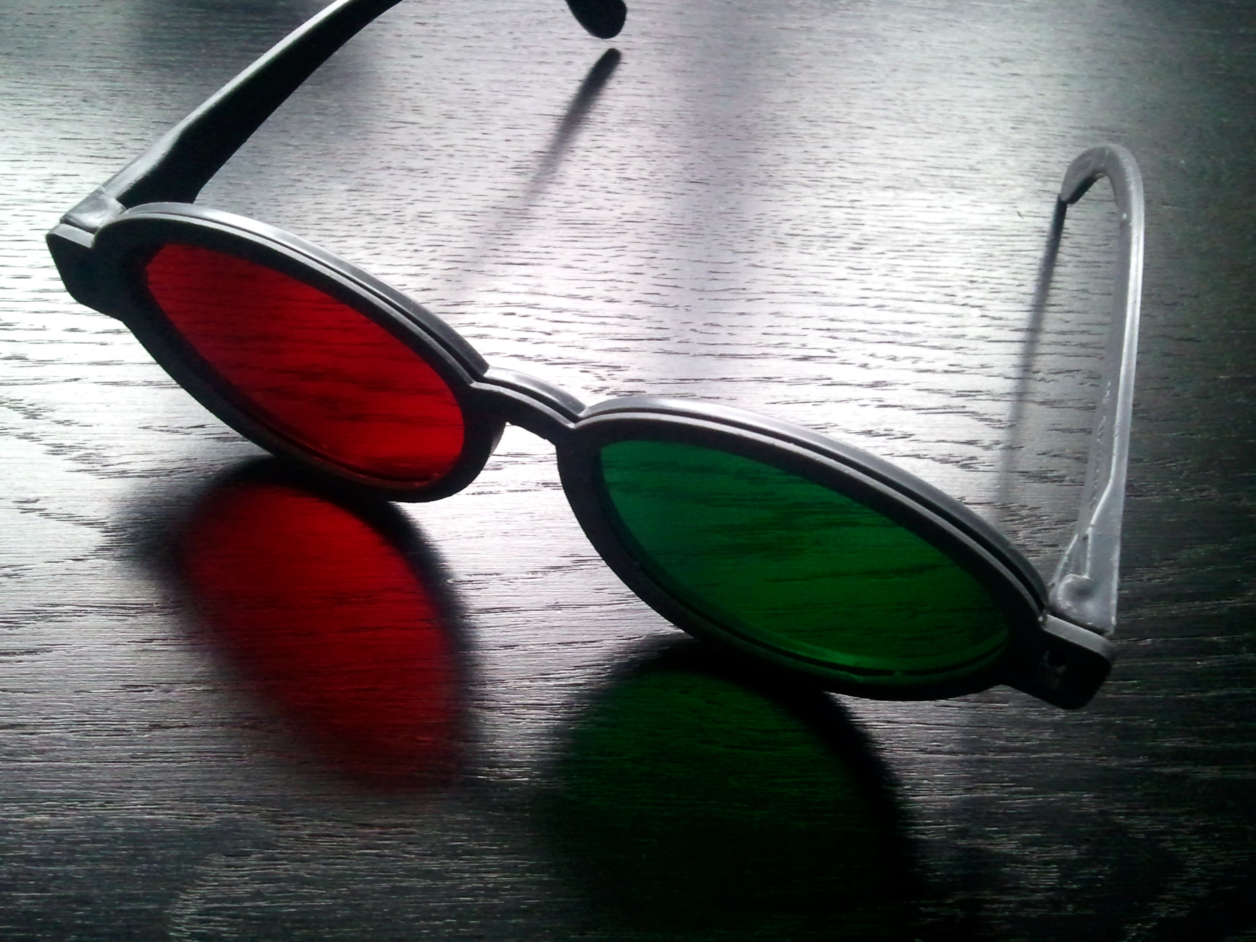Red/green glasses used with tranaglyphs